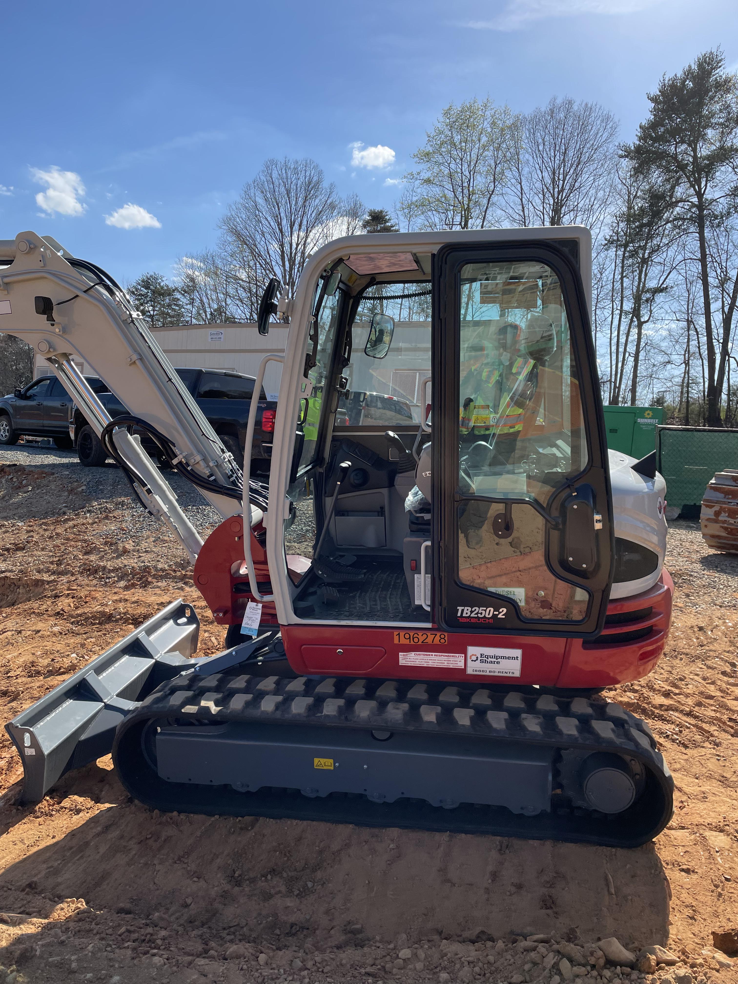 2021 TAKEUCHI TB250-2C