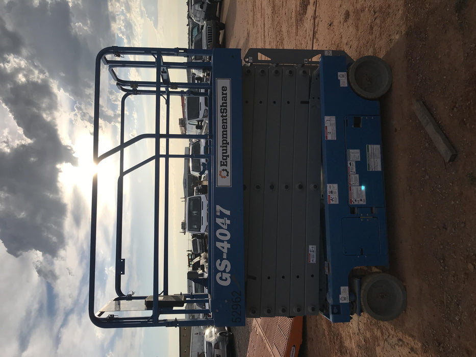 2019 Genie GS-4047 Folding rails with half height swing gate