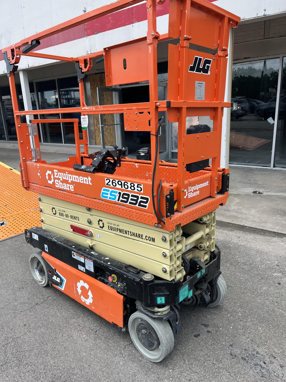 2022 JLG ES1932