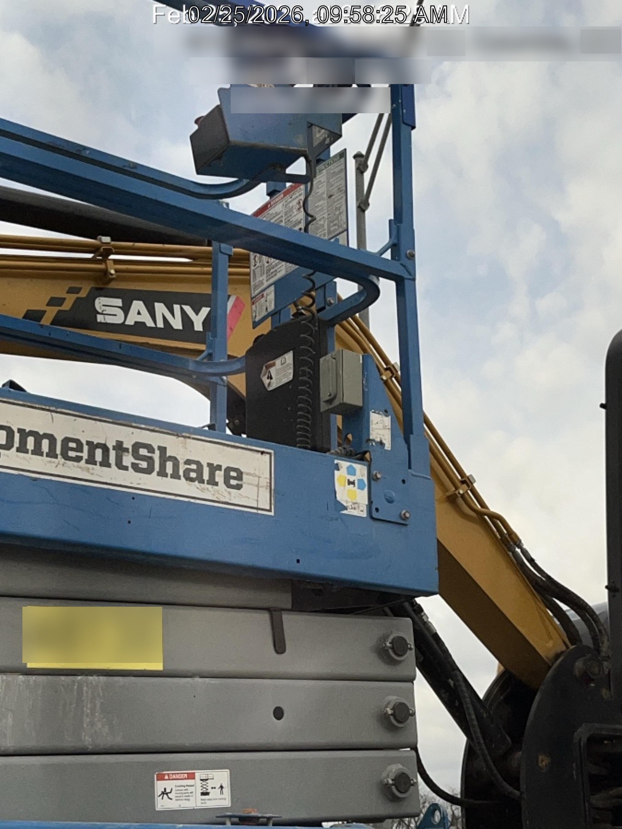 2019 Genie GS-2632 Folding rails with half height swing gate