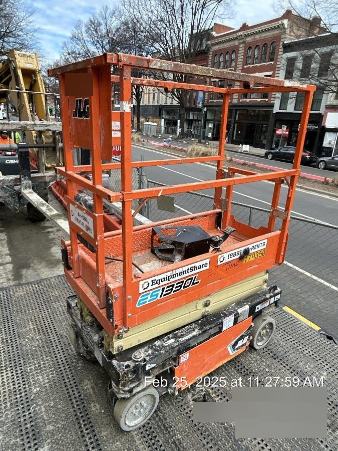 2021 JLG ES1330L