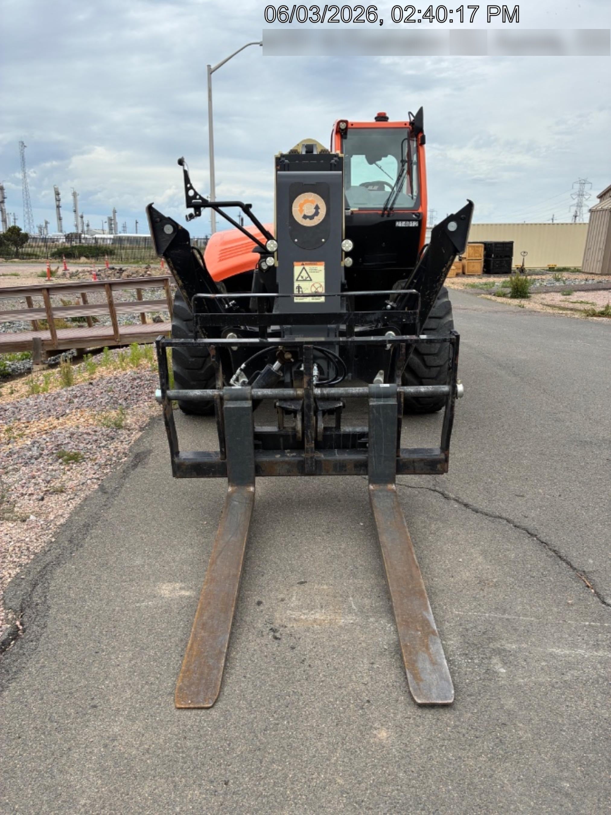 2022 JLG 1075