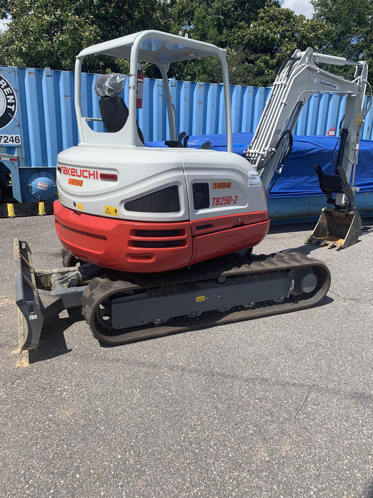 2021 TAKEUCHI TB250-2