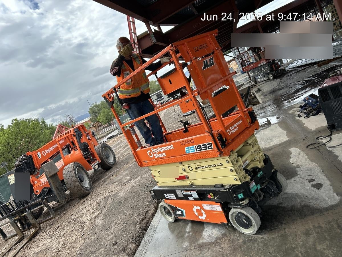 2023 JLG ES1932