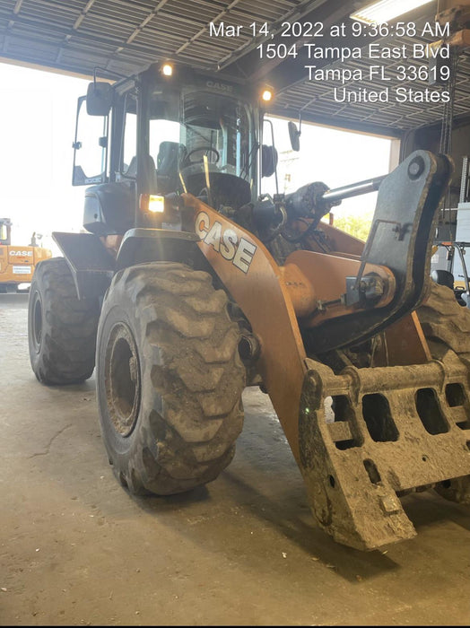 2017 Case 821G CLOSED CAB, JRB 418 STYLE HYD COUPLER