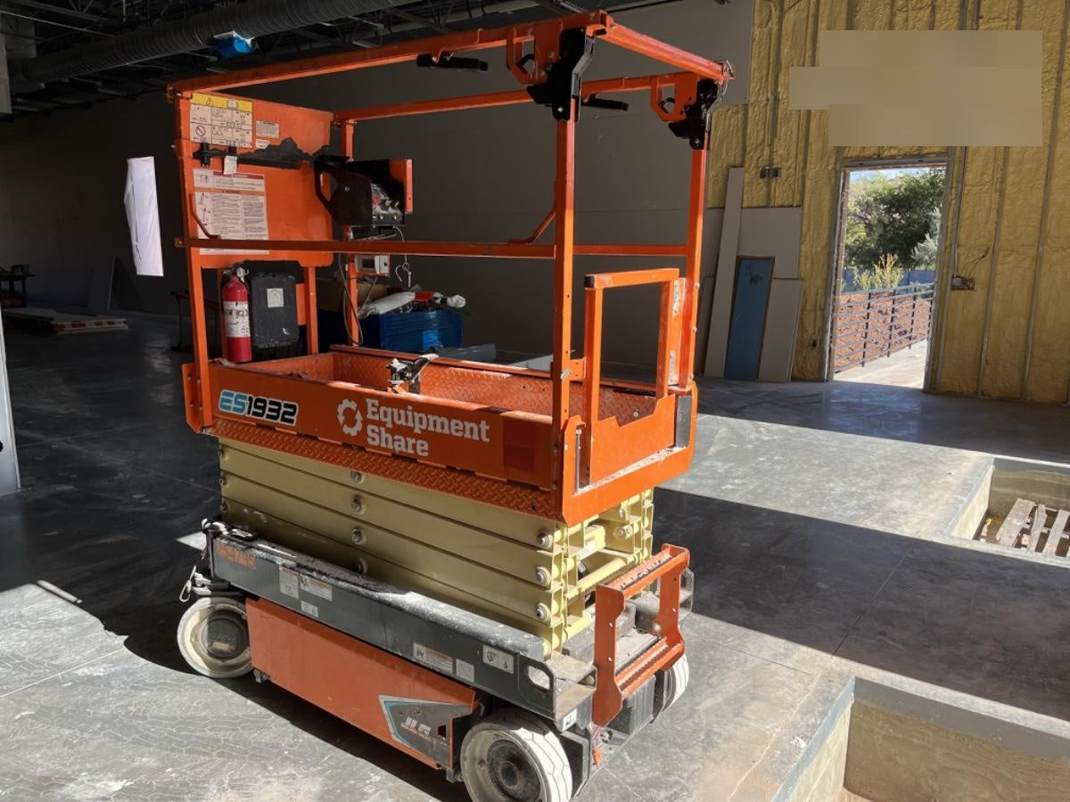 2022 JLG ES1932