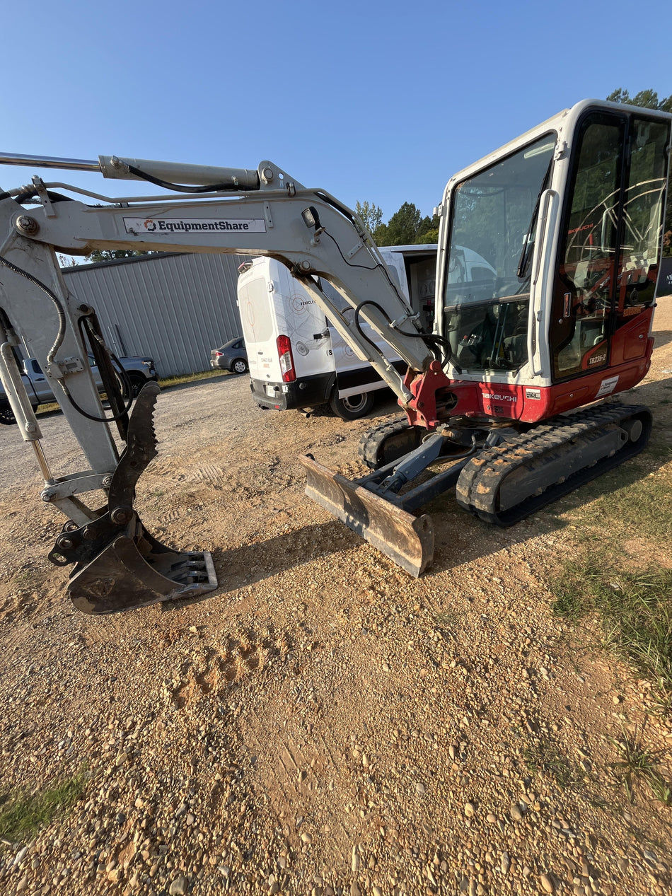 2023 TAKEUCHI TB235-2CR
