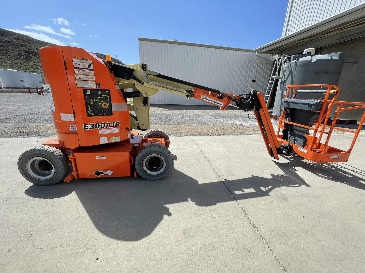 2019 JLG E300AJP