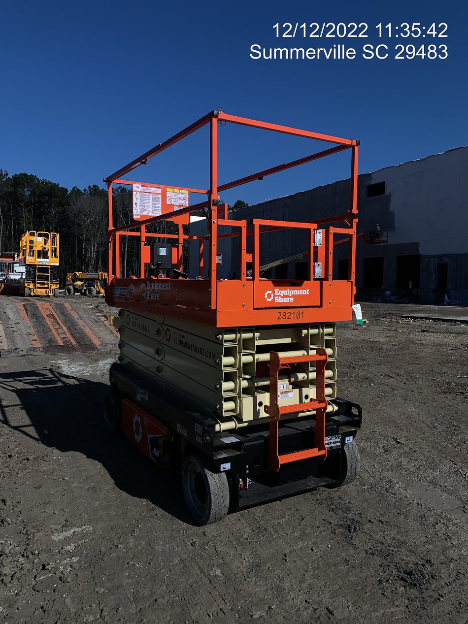 2022 JLG ES3246