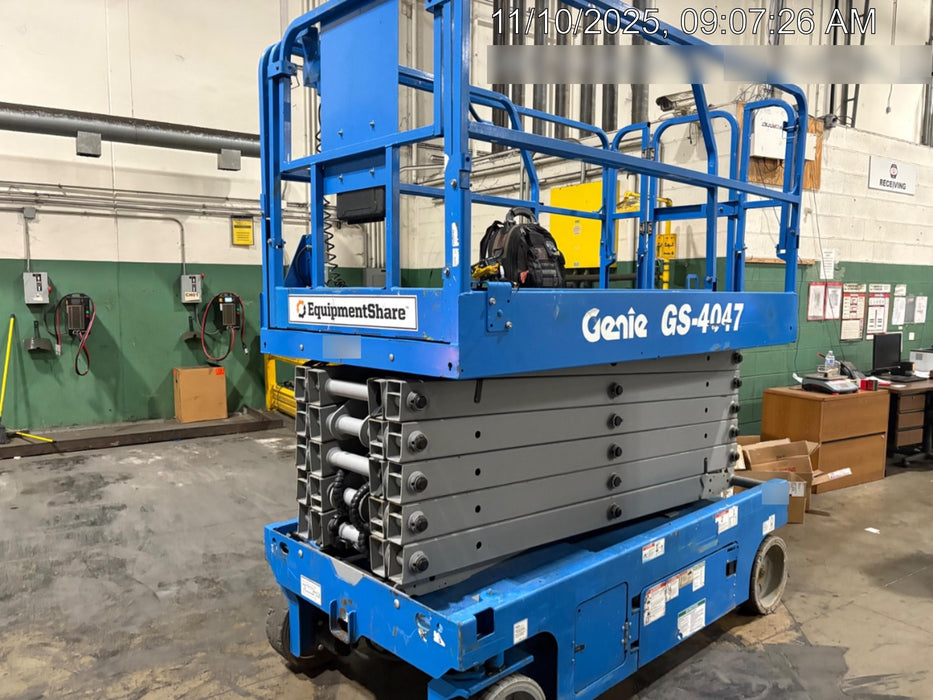 2019 Genie GS-4047 Folding rails with half height swing gate