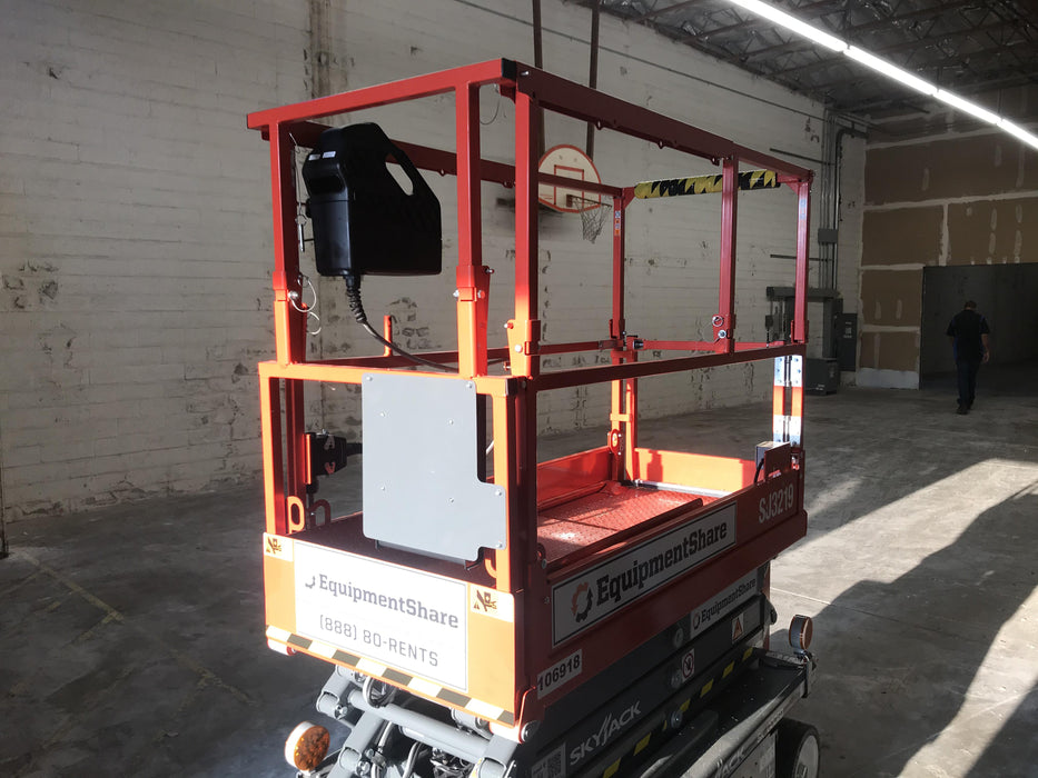 2020 Skyjack SJIII-3219 Solid NM Tires, Half height spring hinged entry gate, Dual Beacons, 800W Inverter