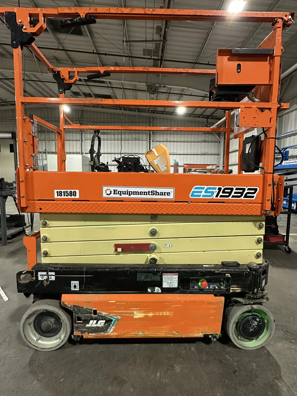 2021 JLG ES1932