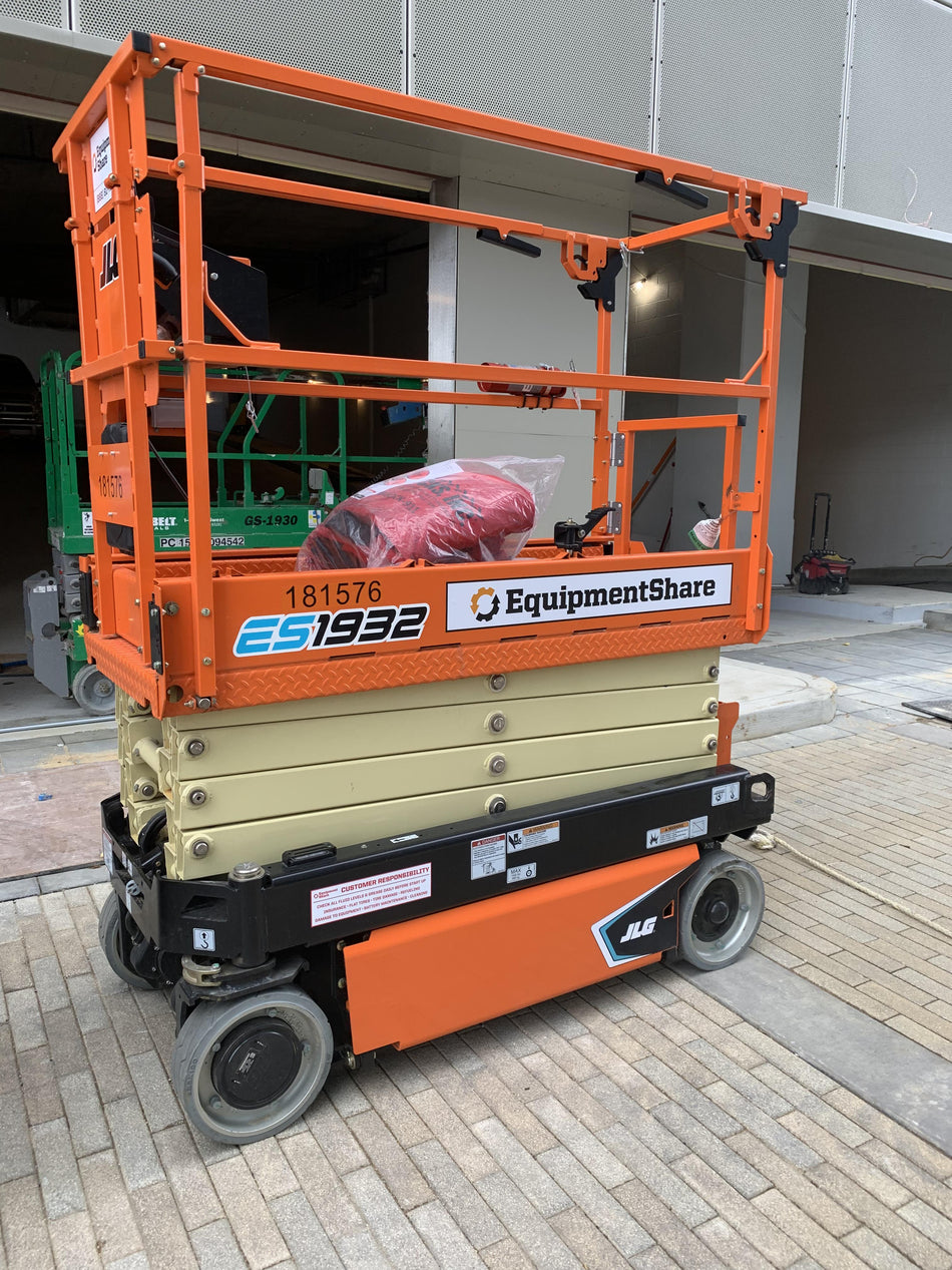 2021 JLG ES1932