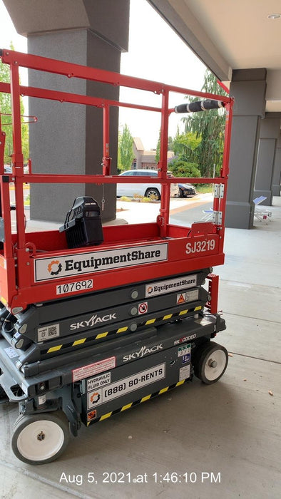 2020 Skyjack SJIII-3219 Solid NM Tires, Half height spring hinged entry gate, Dual Beacons, 800W Inverter