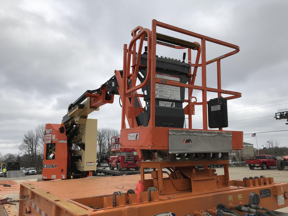 2019 JLG E300AJP
