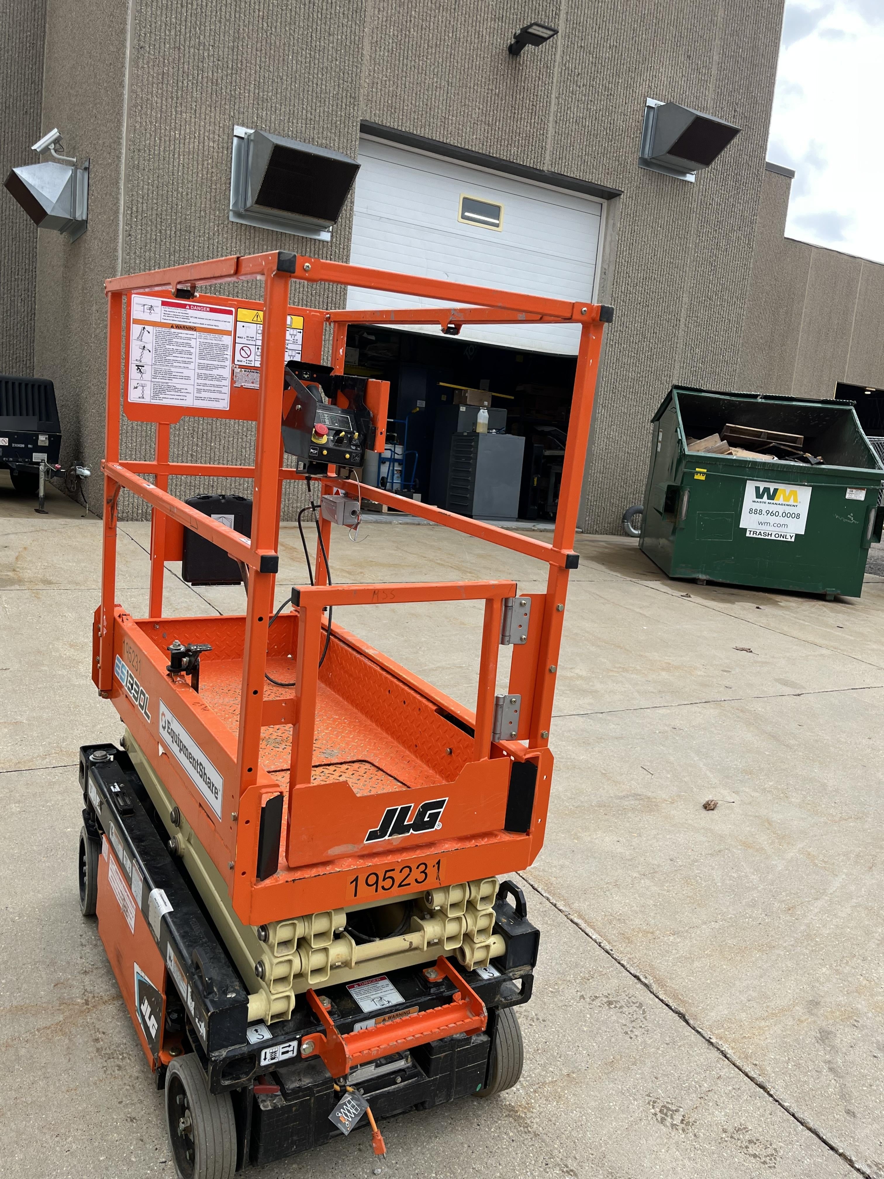2021 JLG ES1330L