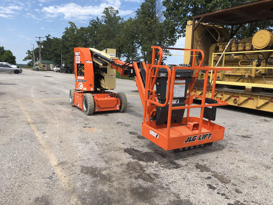 2019 JLG E300AJP