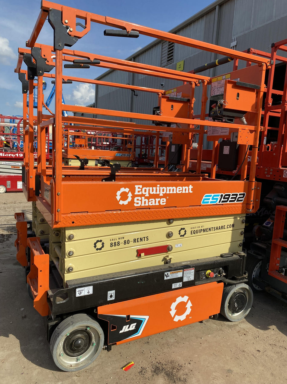 2023 JLG ES1932