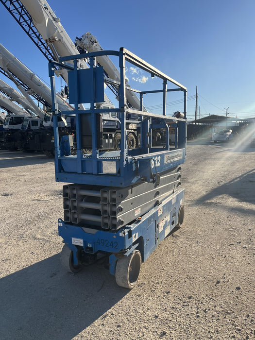 2019 Genie GS-2632 Folding rails with half height swing gate
