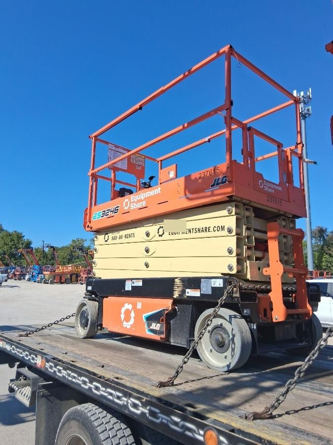 2022 JLG ES3246