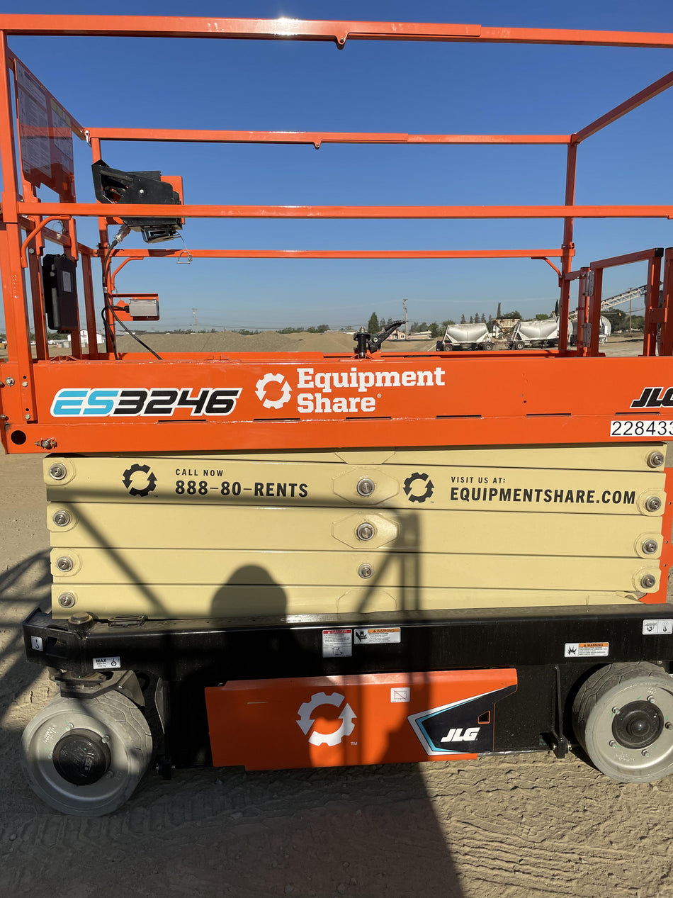2022 JLG ES3246