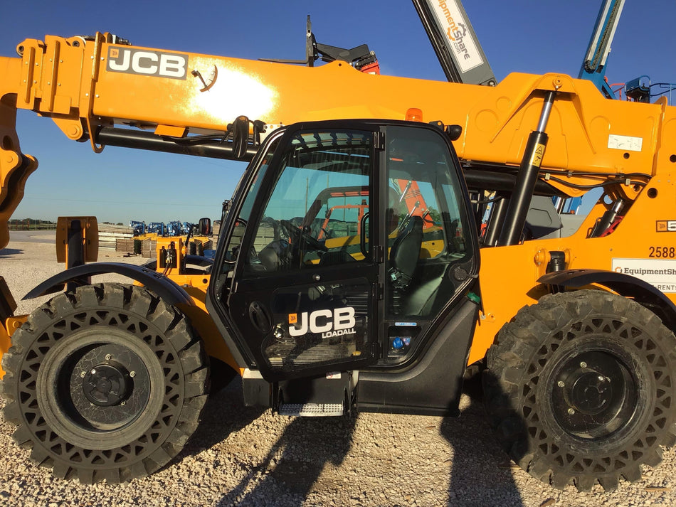 2019 JCB 512-56 Enclosed Cab, 109 HP, Solid Tires, Worklights, Beacon, Aux Hydraulics, Lifting Eye w/60" Carriage/60" Forks