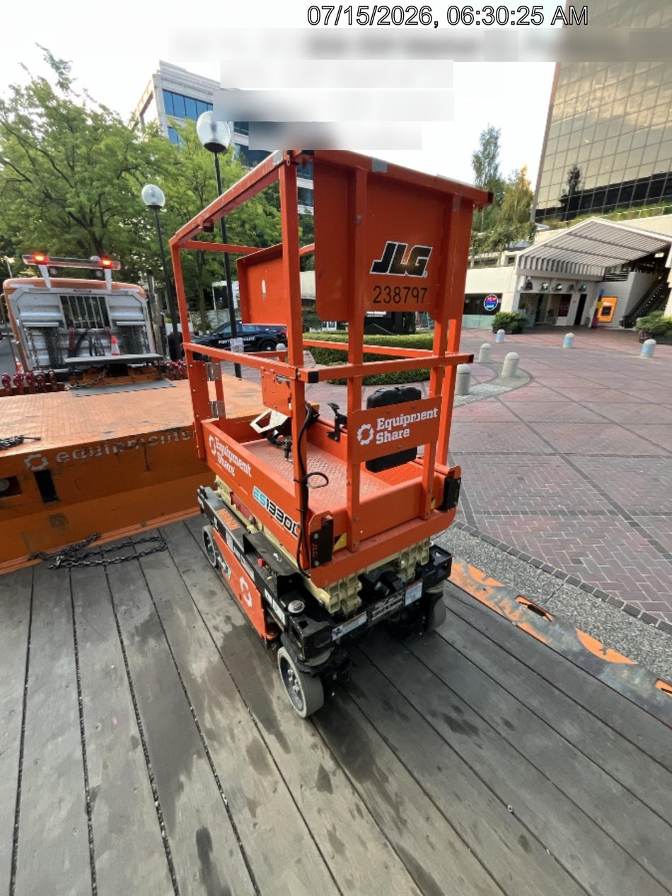 2022 JLG ES1330L