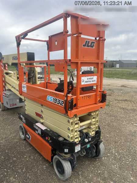 2021 JLG ES1932