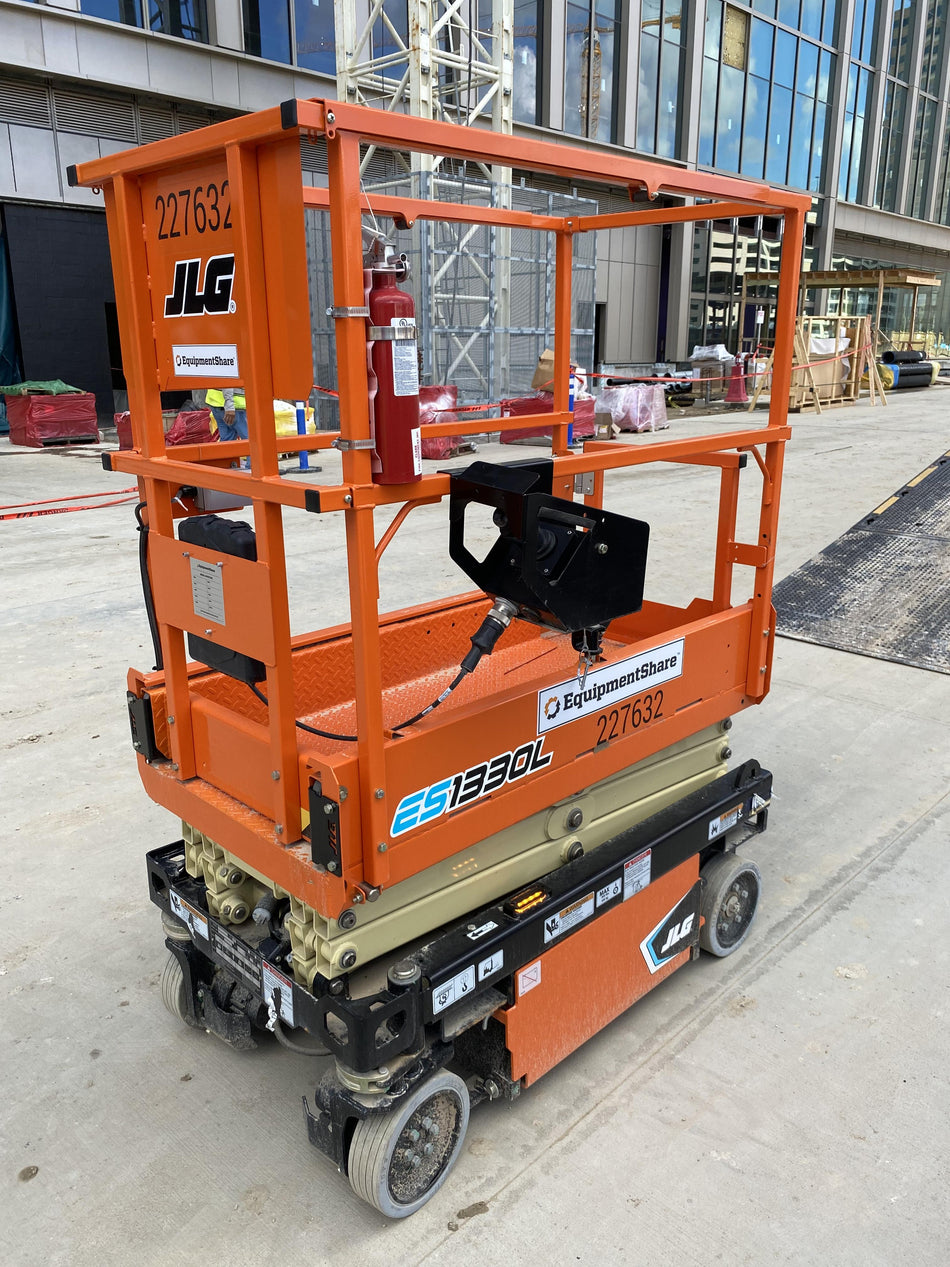 2022 JLG ES1330L