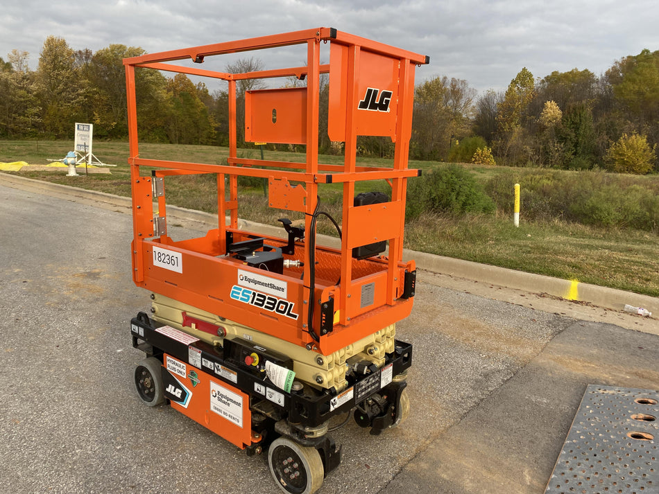 2021 JLG ES1330L