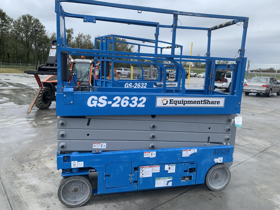2019 Genie GS-2632 Folding rails with half height swing gate
