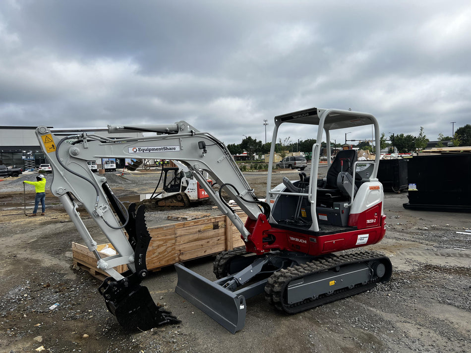 2022 TAKEUCHI TB235-2R
