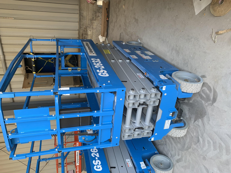 2019 Genie GS-2632 Folding rails with half height swing gate
