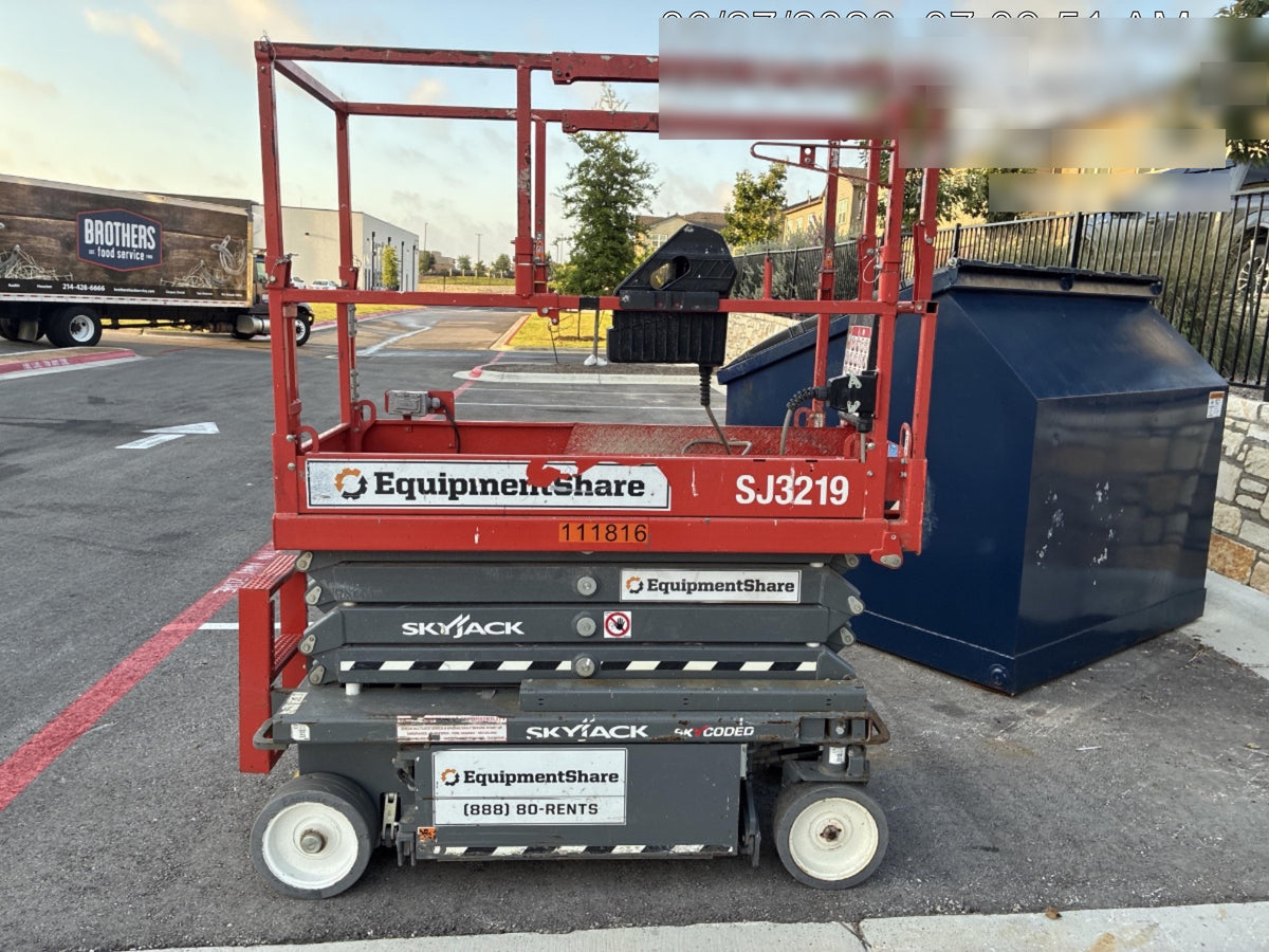 2020 Skyjack SJIII-3219 Solid NM Tires, Half height spring hinged entry gate, Dual Beacons, 800W Inverter