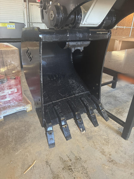2025 TAKEUCHI 24" Bucket Takeuchi