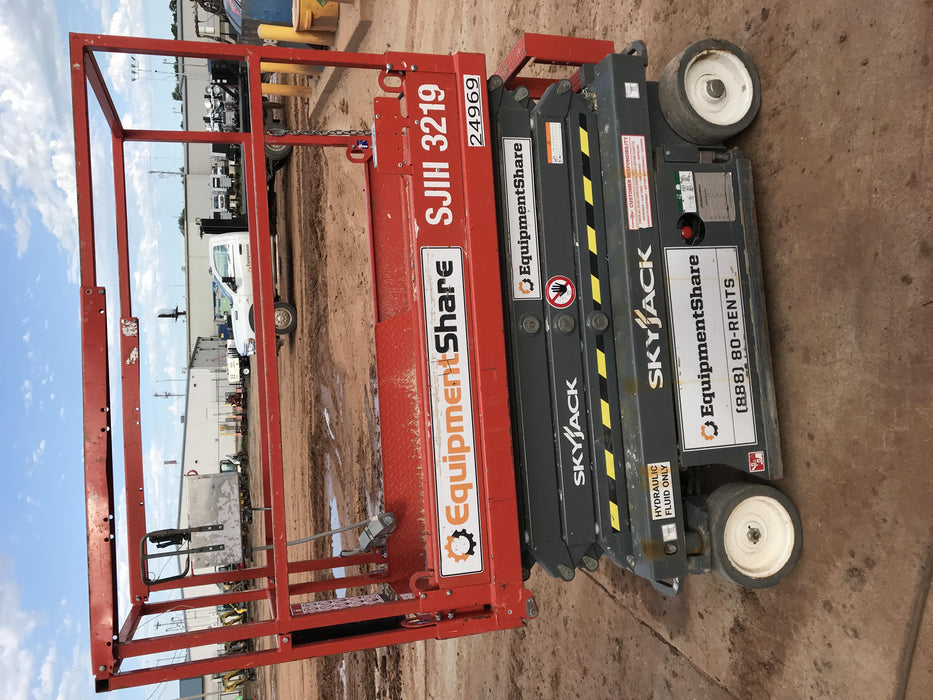 2019 Skyjack SJIII-3219 Solid NM Tires, Half height spring hinged entry gate, Dual Beacons, 800W Inverter