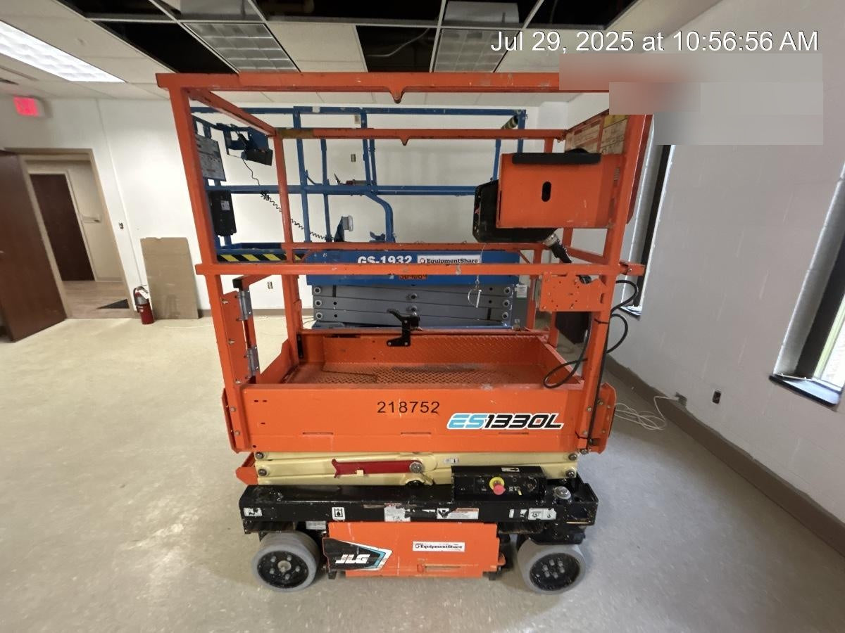 2022 JLG ES1330L
