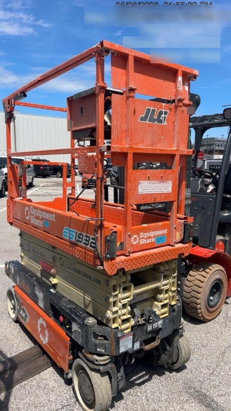 2023 JLG ES1932