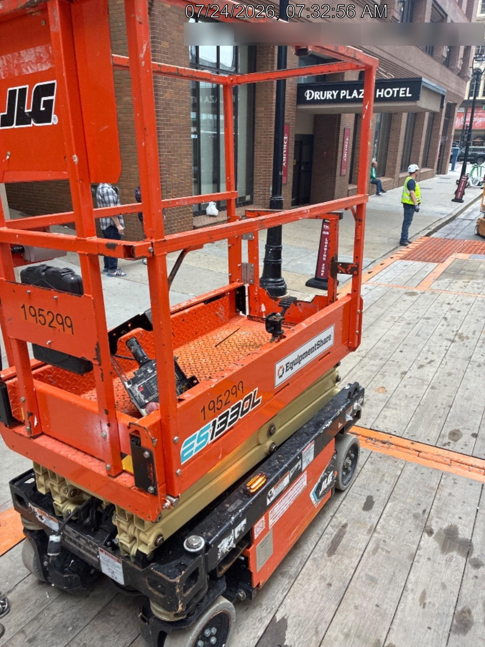 2021 JLG ES1330L