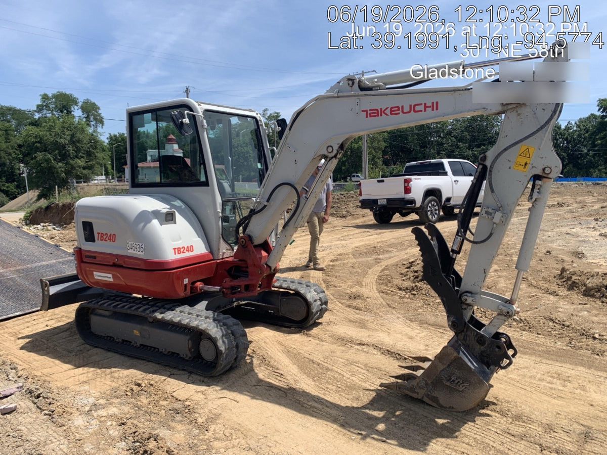 2023 TAKEUCHI TB240-CR
