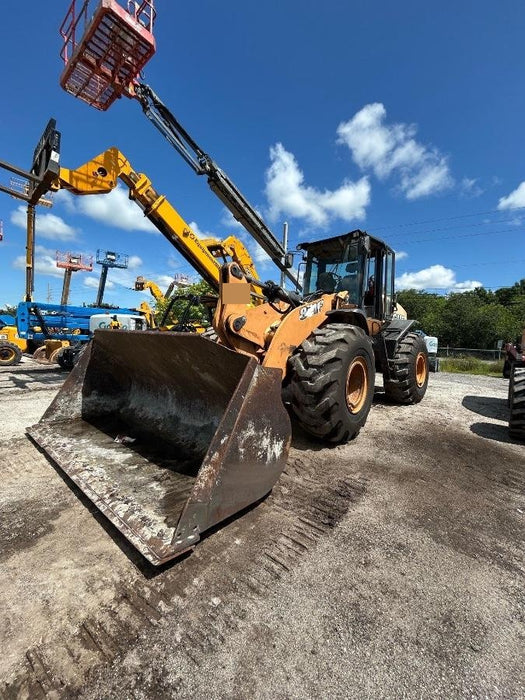 2016 Case 821F CLOSED CAB, JRB 418 STYLE HYD COUPLER