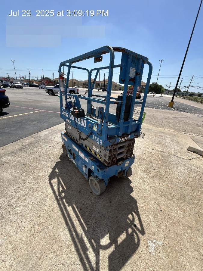 2017 Genie GS-1930 Genie GS-1930 Lift w/Fixed Rail and Chain Entry