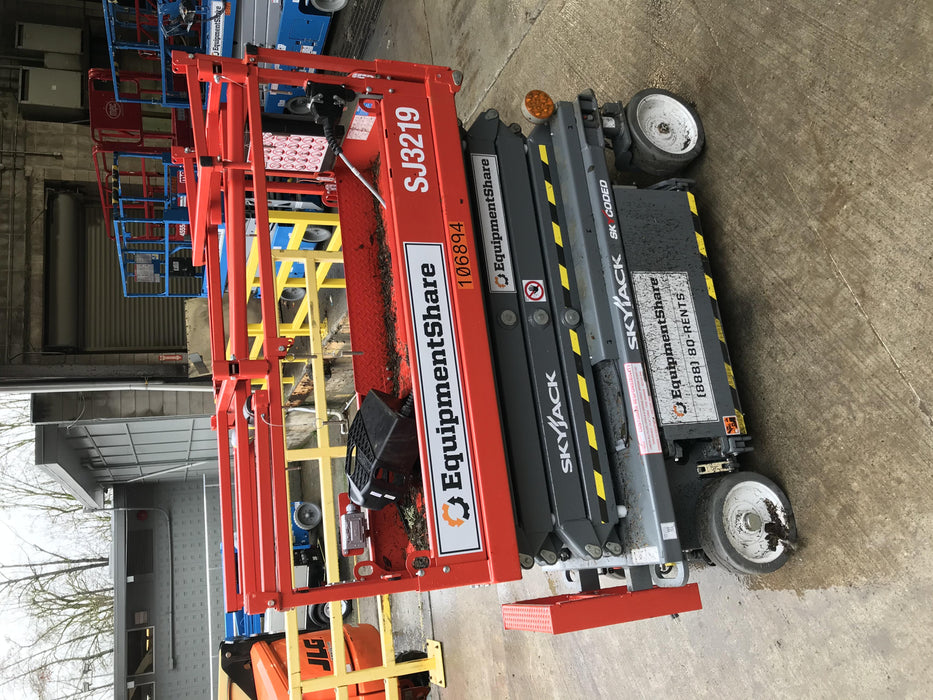 2020 Skyjack SJIII-3219 Solid NM Tires, Half height spring hinged entry gate, Dual Beacons, 800W Inverter