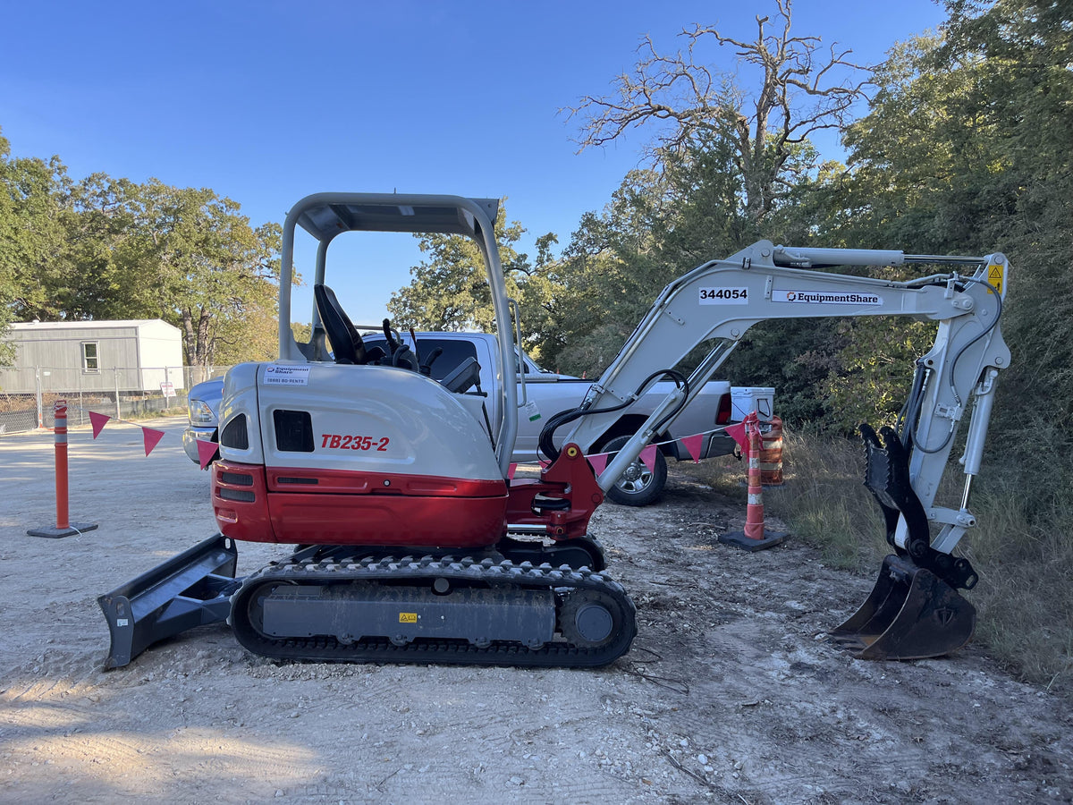 2023 TAKEUCHI TB235-2R