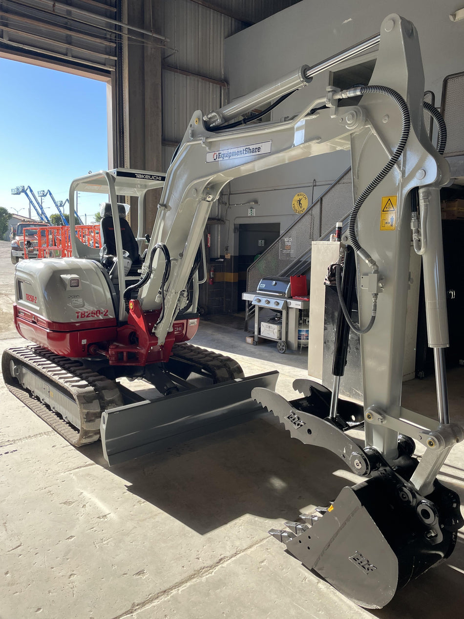 2022 TAKEUCHI TB250-2R