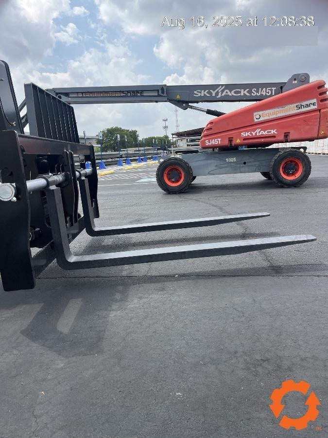 2025 JLG 1732