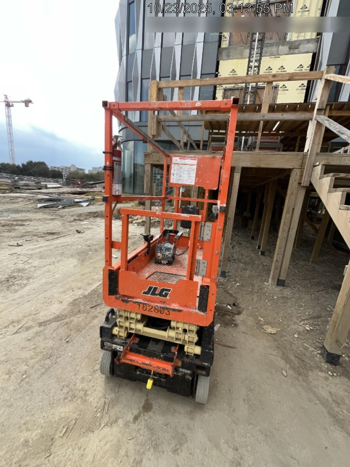 2021 JLG ES1330L
