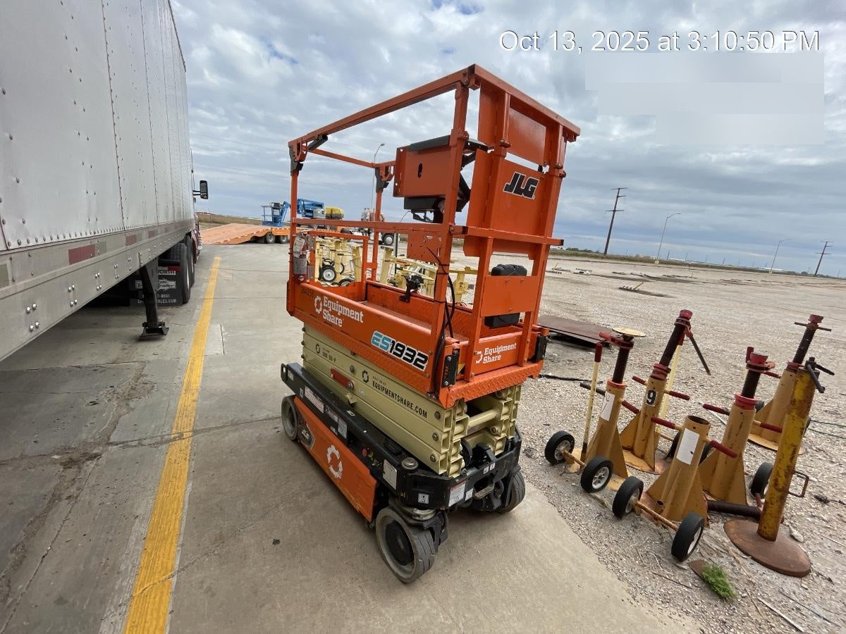 2022 JLG ES1932