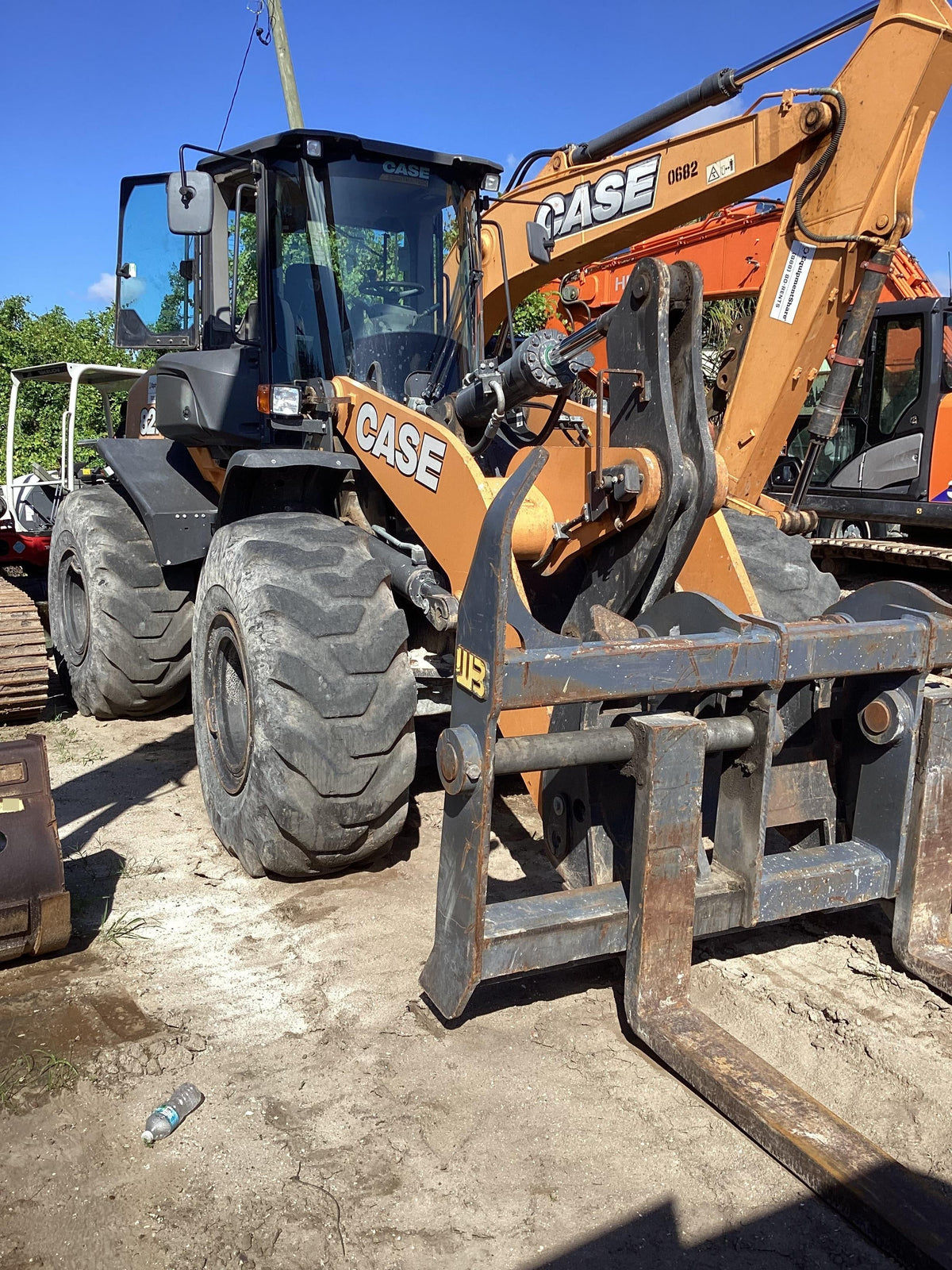 2017 Case 821G CLOSED CAB, JRB 418 STYLE HYD COUPLER