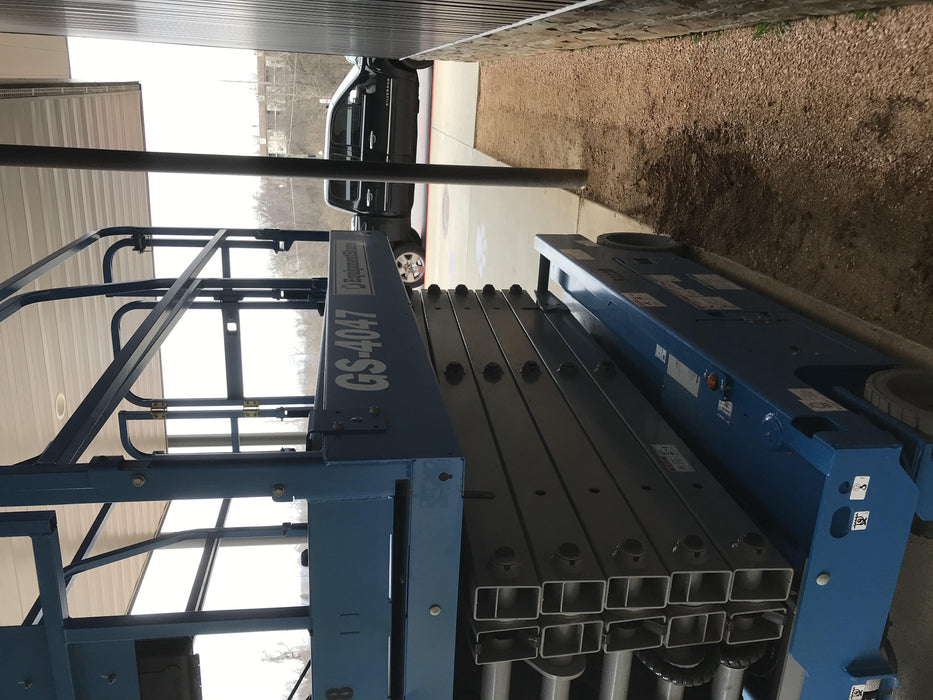 2019 Genie GS-4047 Folding rails with half height swing gate